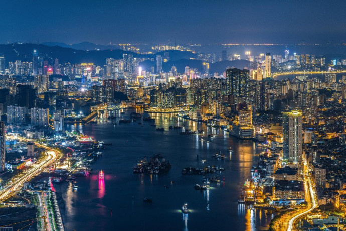 Photo shows a night view of the Qianshan River, which sets the border between Macao and Zhuhai, south China's Guangdong province. (Photo by Ding Junhao/People's Daily Online)