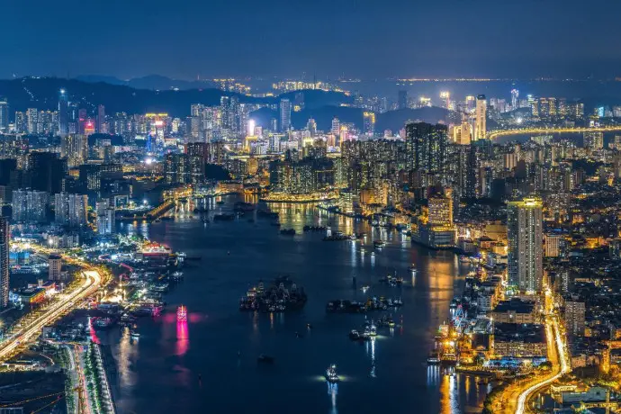 Photo shows a night view of the Qianshan River, which sets the border between Macao and Zhuhai, south China's Guangdong province. (Photo by Ding Junhao/People's Daily Online)