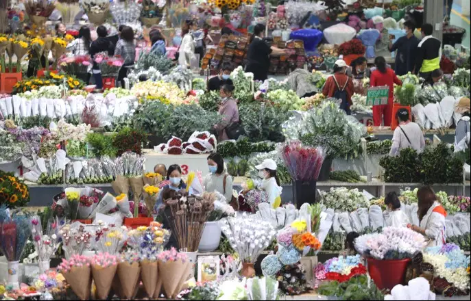 Photo shows a busy scene at the Kunming Dounan Flower Market in Kunming, capital of southwest China's Yunnan province. (Photo by Liang Zhiqiang/People's Daily Online)