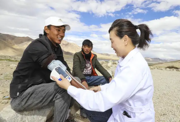 A doctor provides free clinic to local residents in Tashigang, a township with an altitude of 4,300 meters in Gar county, Ngari prefecture, southwest China's Tibet autonomous region. (Photo by Liu Xiaodong/People's Daily Online)