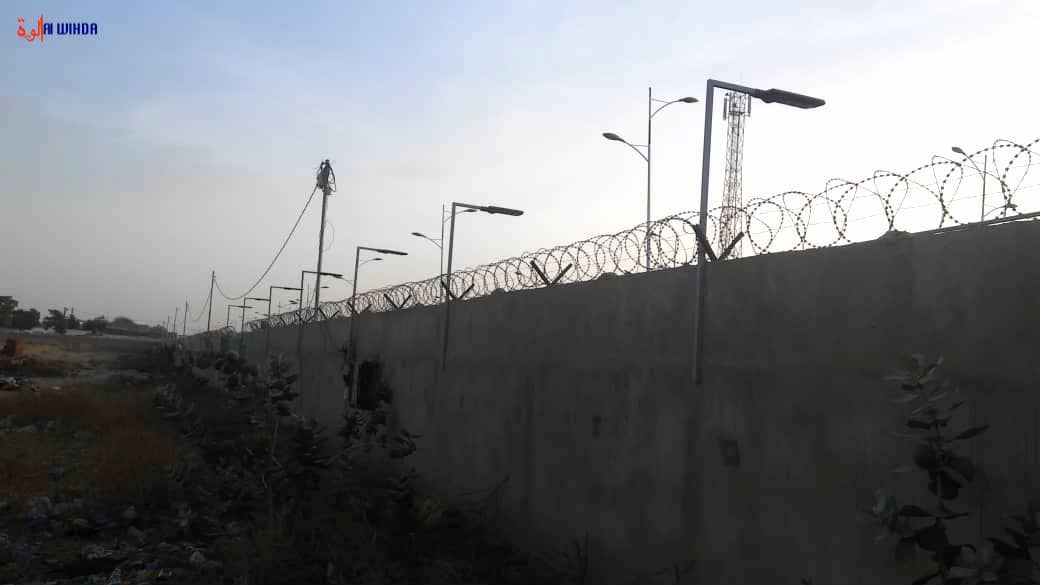 N'Djamena : des projecteurs solaires installés pour éclairer le marché de Dembé et renforcer la sécurité