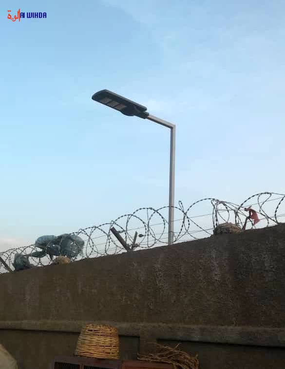 N'Djamena : des projecteurs solaires installés pour éclairer le marché de Dembé et renforcer la sécurité