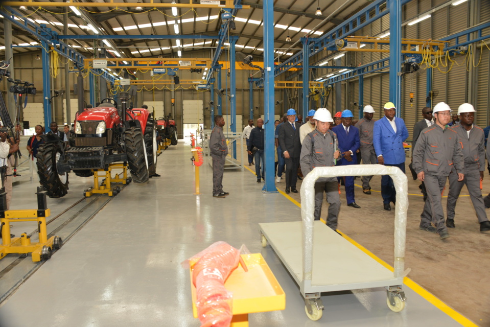 Visite guidée de la chaîne de production de l'usine de montage des tracteurs.