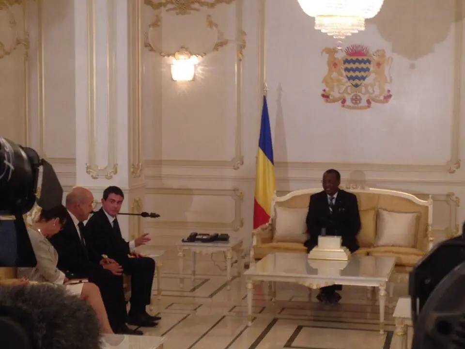 Manuel Valls et Jean Yves Le Drian reçus par le Président Idriss Deby. Crédit photo : Marc Préel.