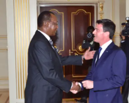 Le Président Idriss Déby et le chef du gouvernement français Manuel Valls à N'Djamena, ce samedi 22 novembre 2014. Crédit photo : Présidence Tchad