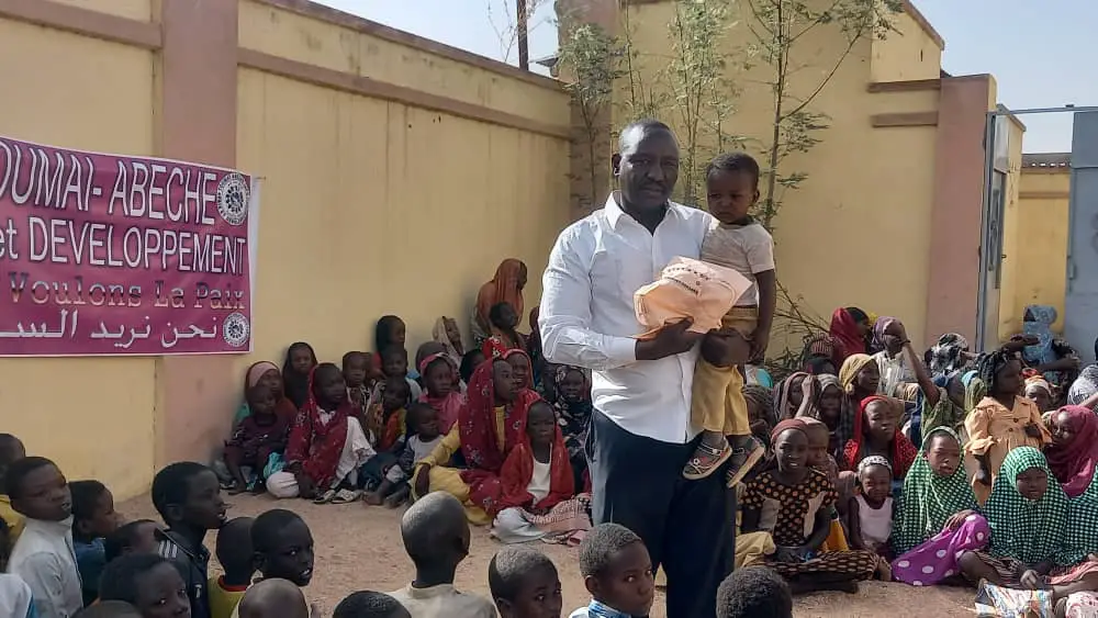 Tchad : distribution d'habits neufs à des enfants orphelins et défavorisés à Abéché