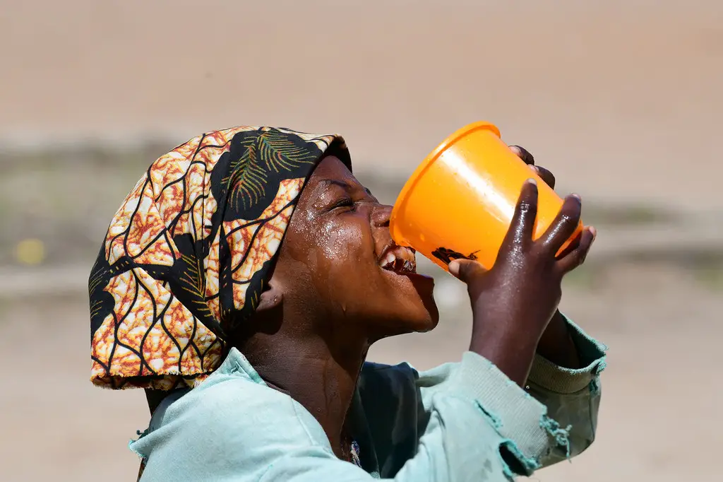 Une fillette boit de l'eau à l'école à Goré, au Tchad. © UNICEF/Frank Dejongh