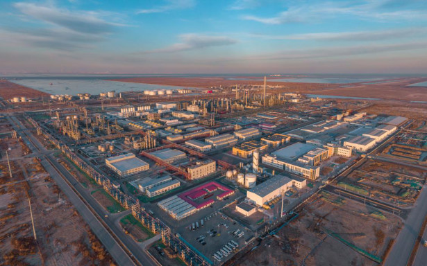 The Nangang industrial park in the Tianjin Economic-Technological Development Area (TEDA) is vigorously developing the green petrochemical industry. By lowering energy consumption and employing green energy, it is building an intelligent management platform of low-carbon energy. (Photo from the website of the TEDA) The Nangang industrial park in the Tianjin Economic-Technological Development Area (TEDA) is vigorously developing the green petrochemical industry. By lowering energy consumption and employing green energy, it is building an intelligent management platform of low-carbon energy. (Photo from the website of the TEDA)