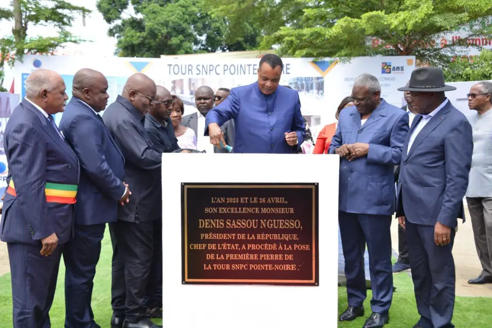 Denis Sassou N'Guesso posant la première pierre de la Tour SNPC