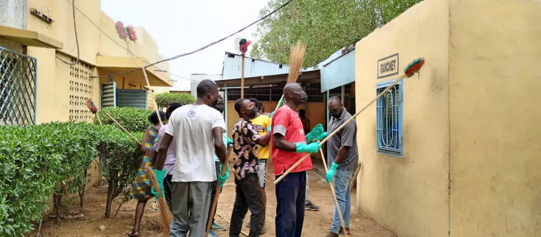 Les jeunes du mouvement Tchad Nouveau nettoient le centre de santé d'Habena en signe de reconnaissance