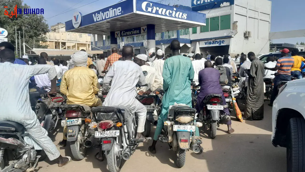 Des motocyclistes font la queue dans une station-service de N'Djamena pour obtenir du carburant. © Alwihda Info/Archives