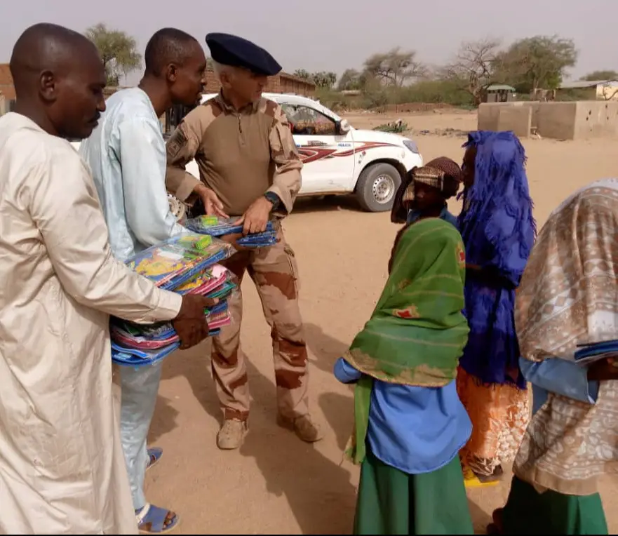 Tchad : 130 élèves reçoivent des kits scolaires à Abéché de la force française et du CRADEL