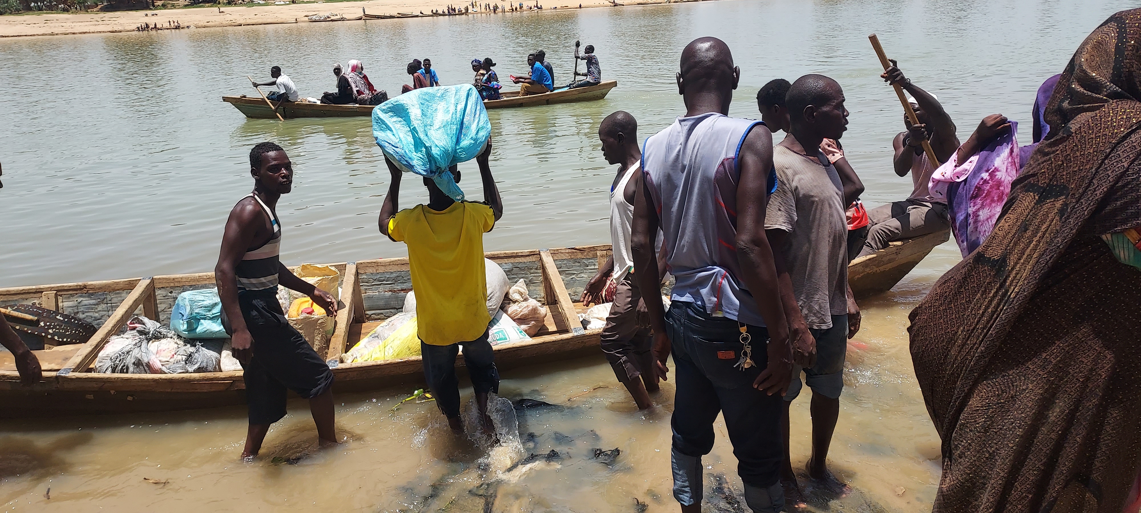 Tchad : l'essence achetée à 800 FCFA à Kousseri est revendue à 2500 FCFA le litre en bouteille Tchad : l'essence achetée à 800 FCFA à Kousseri est revendue à 2500 FCFA le litre en bouteille