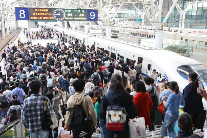 Photo taken on May 3, 2023 shows passengers at the Nanjing Railway Station, east China's Jiangsu province. (Photo by Su Yang/People's Daily Online)