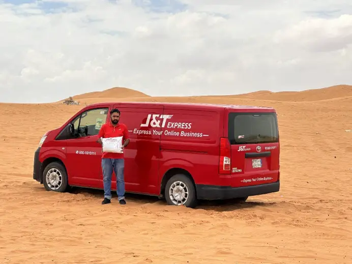 Photo shows a courier of J&T Express delivering parcels in Saudi Arabia. (Photo by Guan Kejiang/People's Daily)