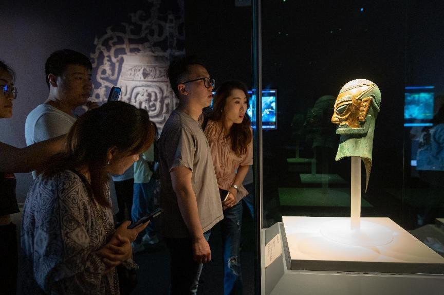 A bronze sculpture of human head with gold mask unearthed at the Sanxingdui Ruins site is exhibited at the Anhui Museum in east China's Anhui province, April 20, 2023. (Photo by Li Pengfei/People's Daily Online)