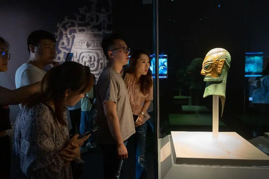 A bronze sculpture of human head with gold mask unearthed at the Sanxingdui Ruins site is exhibited at the Anhui Museum in east China's Anhui province, April 20, 2023. (Photo by Li Pengfei/People's Daily Online)