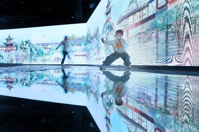 People visit the Suzhou Bay Digital Art Museum in east China's Jiangsu province to experience the charm of digital technologies. (Photo by Xu Congjun/People's Daily Online)
