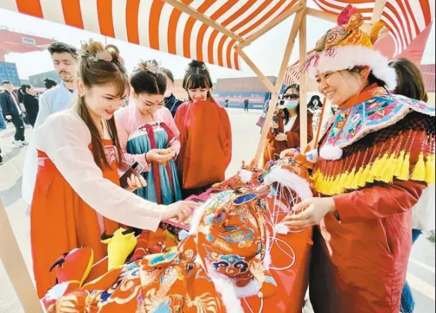 Kazakh students learn about Chinese intangible cultural heritage at the launching ceremony of a train between Xi'an, northwest China's Shaanxi province and Kazakhstan, March 7. (Photo by Xi'an Daily)