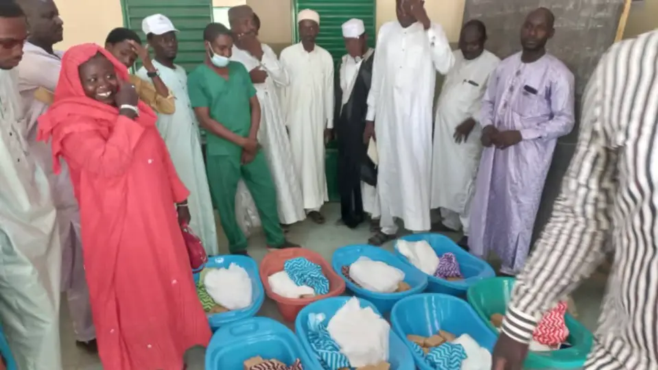 Tchad : les jeunes du Batha offrent des dons aux nouvelles mères de l'hôpital provincial