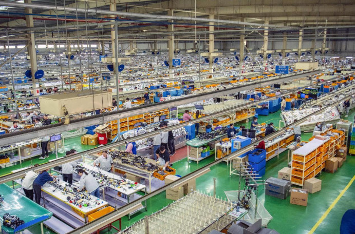 Photo shows a busy production line of automobile cables in a workshop of a company in east China's Anhui province. (Photo by Xiao Benxiang/People's Daily Online)