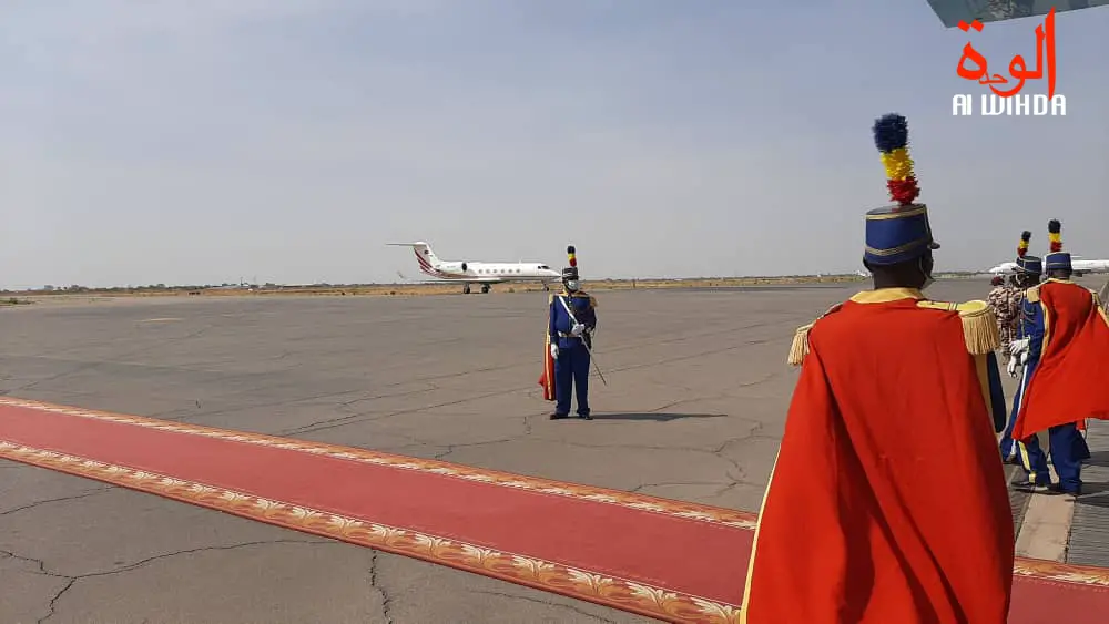 Le président de transition du Tchad se rend au Nigeria pour l'investiture du nouveau Président