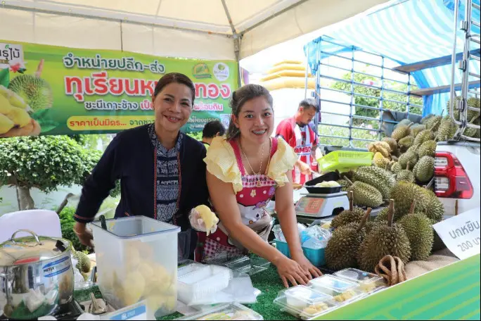 Owners of durian orchards exhibit high-quality durians during a fruit festival recently held by the Tourism Authority of Thailand. (Photo by Sun Guangyong/People's Daily)