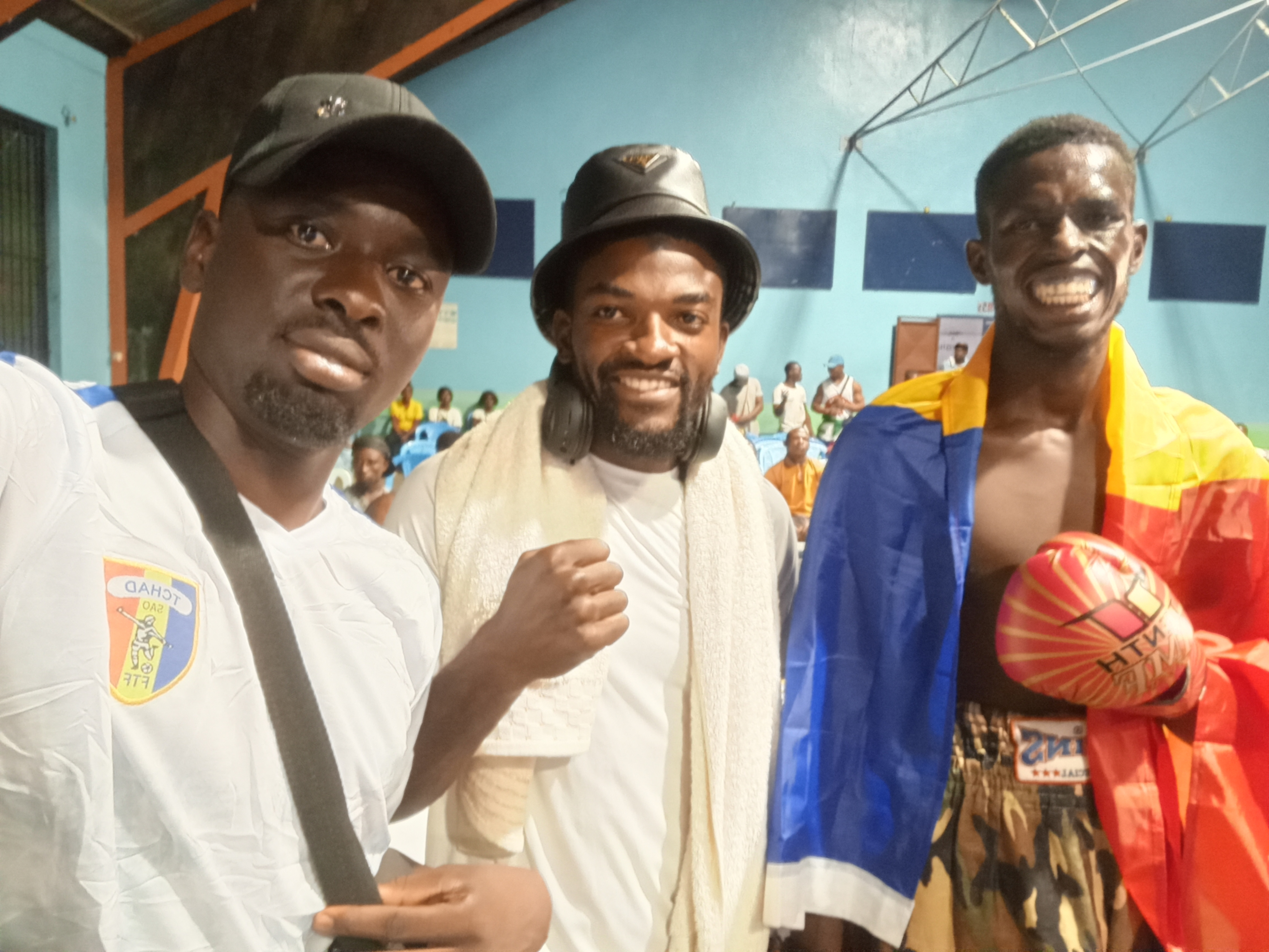 Cameroun : Sindigue Adam, boxeur tchadien, remporte un trophée de boxe à Douala