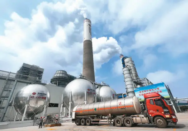 A transport truck waits to load CO2 at the Taizhou coal-fired power plant of China Energy. (Photo by Liao Ruiling)