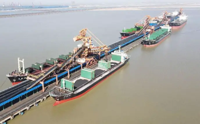Coal is automatically loaded onto ships with 5G and Beidou navigation and positioning technologies in the Huanghua port, Cangzhou, north China's Hebei province. (Photo by Fu Xinchun/People's Daily Online)