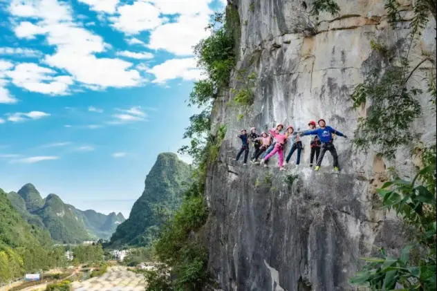 Climbing enthusiasts pose for a picture on a cliff in Mashan county, south China's Guangxi Zhuang autonomous region. (Photo from Nanning Daily)