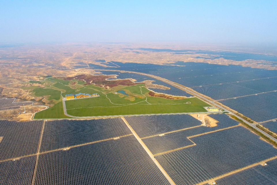 Photo shows an agri-solar power generation station built on a desert in northwest China's Ningxia Hui autonomous region. (Photo by Yuan Hongyan/People's Daily Online)