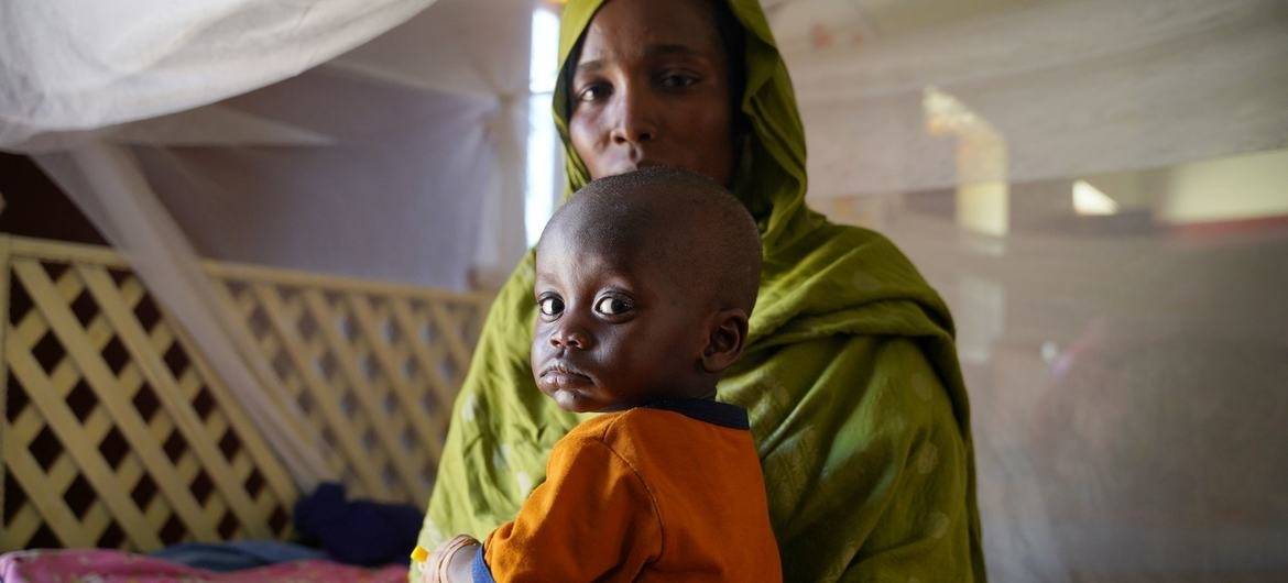 Une mère amène son enfant malade dans un centre de santé soutenu par l'UNICEF dans le nord du Darfour, au Soudan. © UNICEF/Mohamed Zakaria