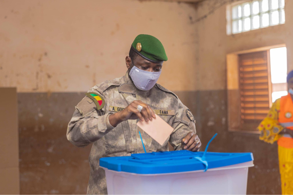 Mali : le colonel Assimi Goïta accomplit son devoir citoyen pour le référendum constitutionnel