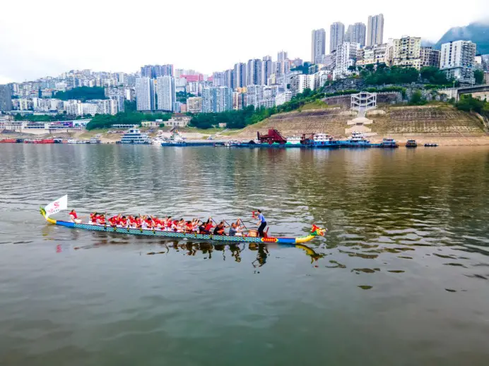Photo taken on June 16, 2023 shows members of a farmers' dragon boat team taking part in training on Daning River, Wushan county, southwest China's Chongqing municipality, to be prepared for a dragon boat race held to celebrate the upcoming Dragon Boat Festival. (Photo by Wang Changzheng/People's Daily Online)