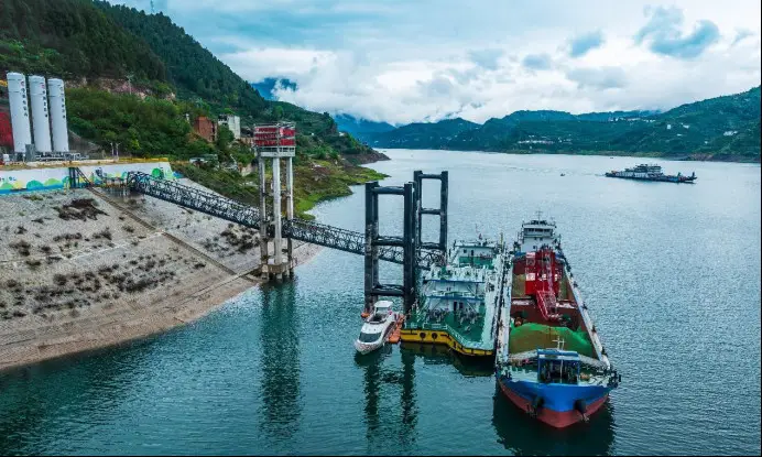 A cargo ship refuels with liquefied natural gas at a new energy dock in Guizhou township, Yichang, central China's Hubei province. (Photo by Zheng Jiayu/People's Daily Online)