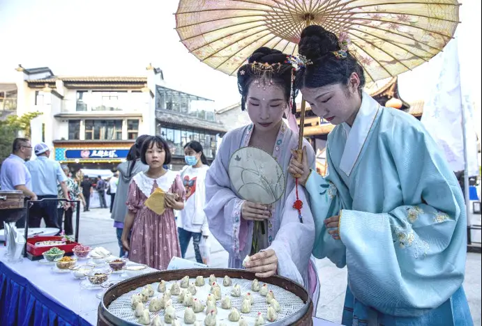 Xiaohongtou, a food item of intangible cultural heritage, attracts visitors in Lujiang county, Hefei, east China's Anhui province. (Photo by Zuo Xuechang/People's Daily Online)