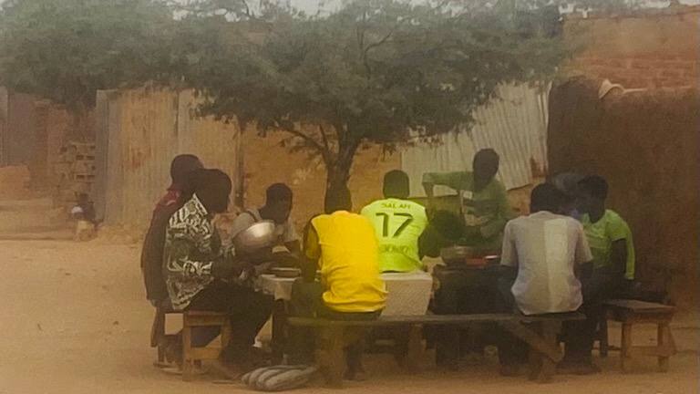 N'Djamena : un père et sa famille se nourrissent exclusivement du "Tourne Dos" du 1er au 30 N'Djamena : un père et sa famille se nourrissent exclusivement du "Tourne Dos" du 1er au 30