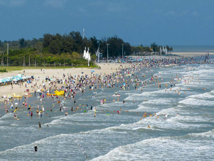 Photo shows the Silver Beach national tourist resort in Beihai, south China's Guangxi Zhuang autonomous region. (Photo by Li Junguang/People's Daily Online)