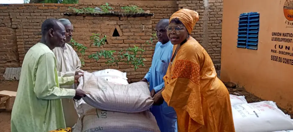 Tchad : une conseillère nationale vient en aide aux couches vulnérables de Laï avec des vivres
