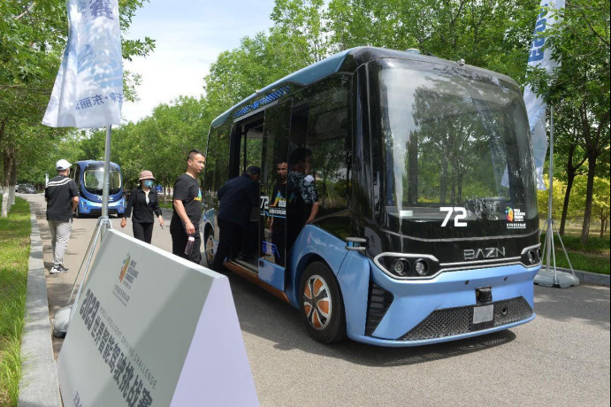 Citizens take autopilot buses in north China's Tianjin municipality. (Photo by Zhou Wei/People's Daily Online)