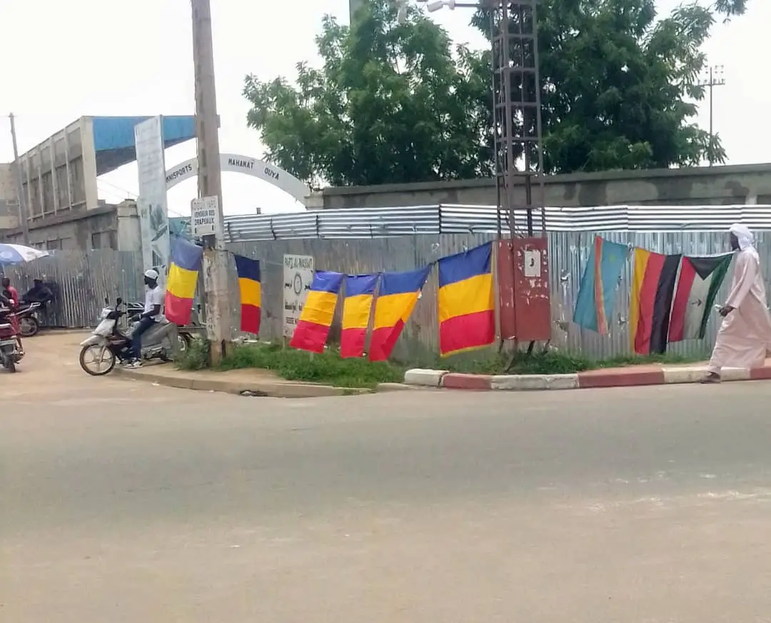 N'Djamena : L'engouement pour la vente des drapeaux bat son plein