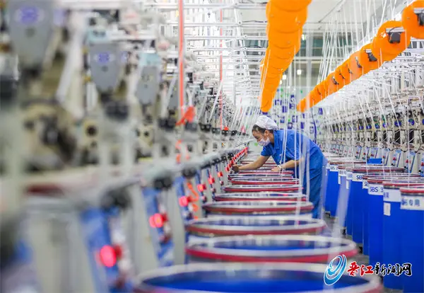 Photo shows a workshop of Chinese zipper manufacturer SBS in southeast China's Fujian province. (Photo from ijjnews.com)