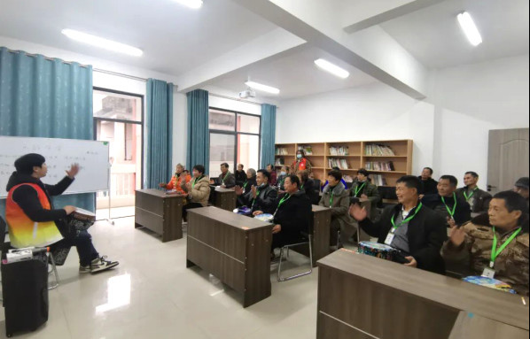 Seniors attend a hand drum class in Dongmen village, Songxi county, southeast China's Fujian province. (Photo from the media center of Songxi county)