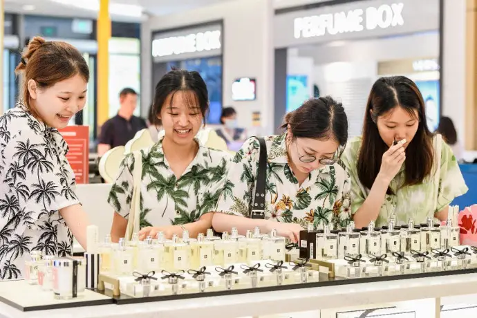 Tourists buy duty-free commodities in a duty-free mall in Haikou, south China's Hainan province. (Photo by Su Bikun/People's Daily Online)