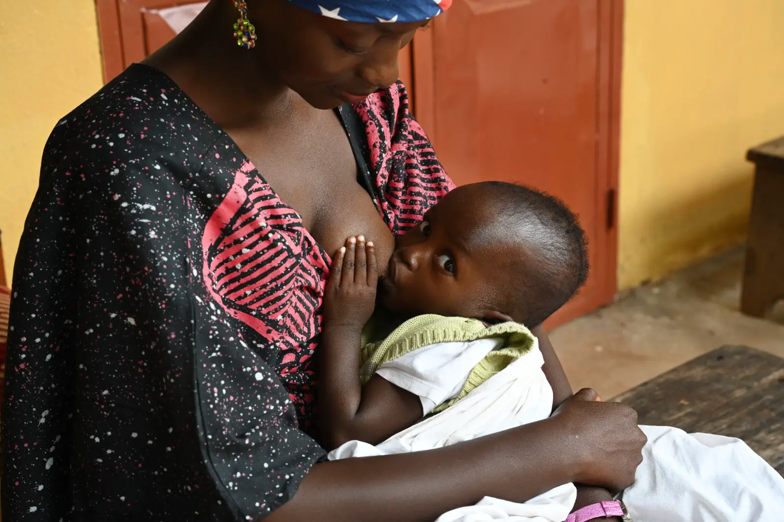 Menodji Lembaye, une jeune mère de 20 ans, entrain d'allaiter son bébé d'un an, Nodjiré, au centre de santé Béthanie de Moundou, au sud du Tchad.  Crédit Photo: UNICEF/TCHAD/2022/Frank DEJONGH