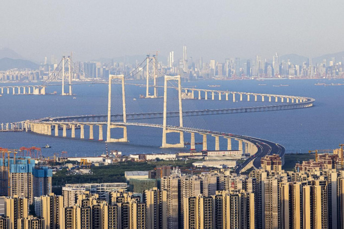 Photo shows the Lingdingyang bridge, which is part of the Shenzhen-Zhongshan link in south China's Guangdong province. (Photo by Fu Haiyan/People's Daily Online)