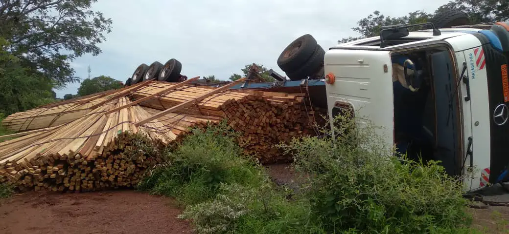 Tchad : un camion transportant des planches se renverse à l'entrée de Kélo