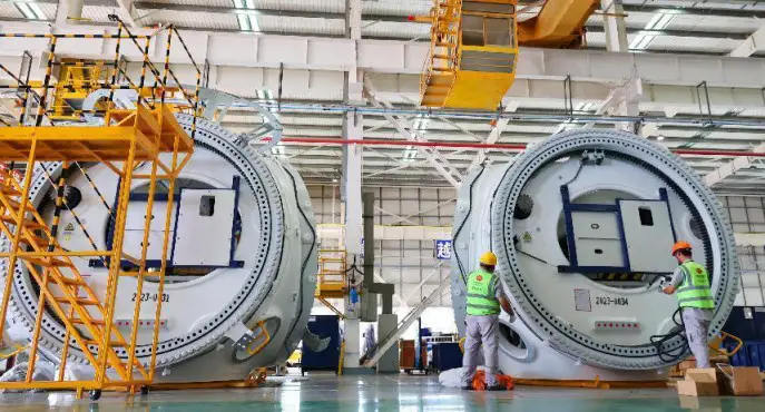 Wind turbine rotors are assembled in a workshop of an enterprise in Lianyungang, east China's Jiangsu province, July 27, 2023. (Photo by Geng Yuhe/People's Daily Online)