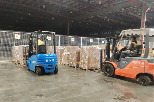 Goods are stored in a warehouse before they are shipped away by trucks at Haikou Meilan International Airport, south China's Hainan province. (Photo provided by Haikou Meilan International Airport)
